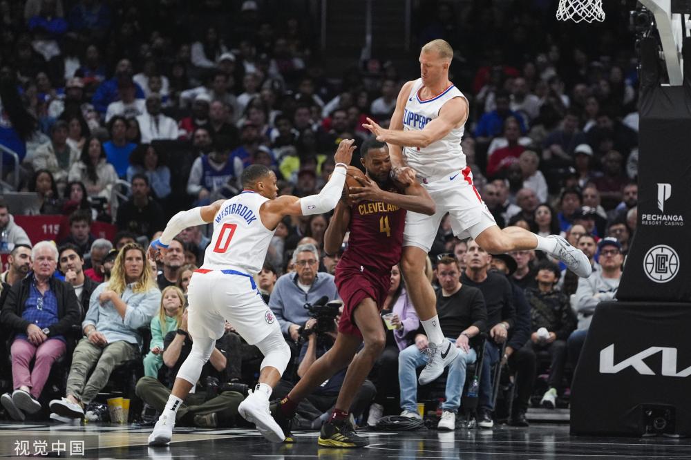 至少有三名 至少有三名